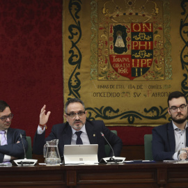 El alcalde de Móstoles, Manuel Bautista (en el centro de la imagen), durante el pleno extraordinario del Ayuntamiento