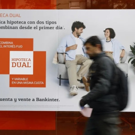 Cartel en una sucursal de Bankinter ofreciendo hipotecas, en una imagen de archivo.