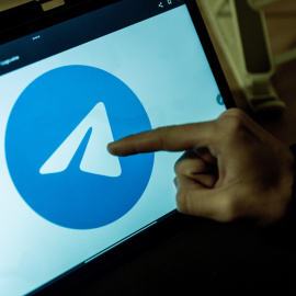 Imagen de archivo de un joven utilizando una tablet.