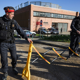 Dos agentes de los Mossos d'Esquadra acordonan una zona en el laboratorio del IRTA.