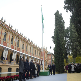 Izado de la bandera de Andalucía en el Parlamento.