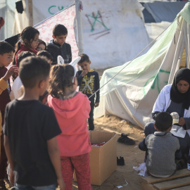 Foto de archivo de una médica palestina atendiendo a niños en una tienda de campaña.