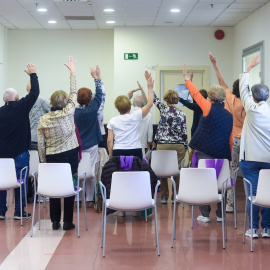 Un grupo de personas mayores participan en una actividad colectiva.