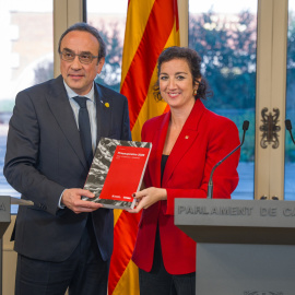 La consellera d'Economia i Finances, Alícia Romero, i el president del Parlament, Josep Rull, mostren el projecte de pressupost després de l'entrega al Parlament
