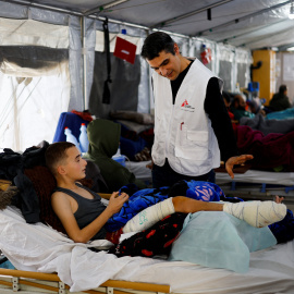 Imagen de archivo de un palestino recibiendo tratamiento en un hospital de Médicos Sin Fronteras (MSF)