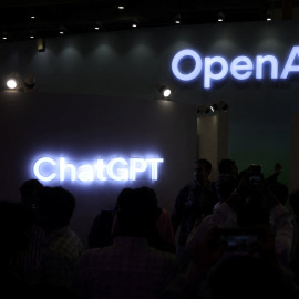 Foto de archivo de usuarios  en un estand de OpenAI en uno de los recintos de la Cumbre AI Impact.