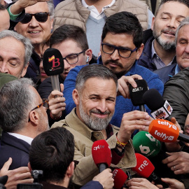 El presidente de Vox, Santiago Abascal (c), atiende a los medios de comunicación durante la visita que ha realizado esta mañana a la localidad vallisoletana de Tordesillas.