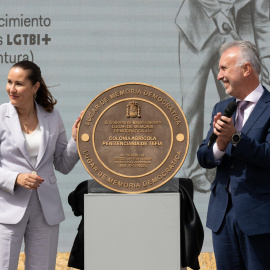 En la imagen, el ministro de Política Territorial y Memoria Democrática, Ángel Víctor Torres(d) y la presidenta del Cabildo de Fuerteventura, Lola García (i) en un acto de reparación a la comunidad homosexual por la represión que sufrió en la dictadura fr