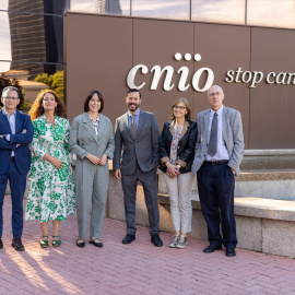 El gerente del CNIO, José Manuel Bernabé, (izquierda) y otras personalidades frente a la sede del CNIO.