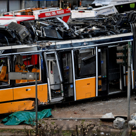 Imagen del descarrilamiento de un tranvía en el centro de Milán.