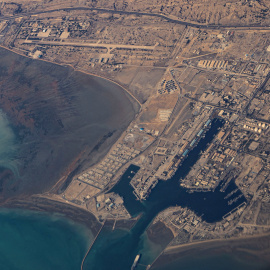 Vista aérea de las costas iraníes y el puerto de Bandar Abbas en el estrecho de Ormuz.