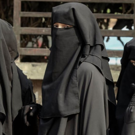 Imagen de archivo tres mujeres llevando el burka.