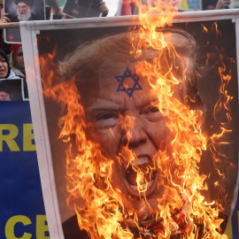 Manifestantes en Estambul queman una foto de Trump este domingo.