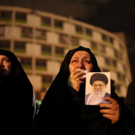 Una mujer con una foto de Jameneí en Teherán este domingo.