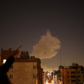 Humo de una de las explosiones de Israel y EEUU en Teherán (Irán).