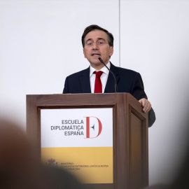 El ministro de Asuntos Exteriores, José Manuel Albares, durante la entrega de los despachos de secretario de embajada a la LXXVII promoción de la carrera diplomática, en la Escuela Diplomática, a 26 de febrero