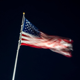 Una bandera estadounidense ondea en el jardín sur antes de la llegada del presidente estadounidense Donald Trump a la Casa Blanca, después de que Israel y Estados Unidos lanzaron ataques contra Irán.