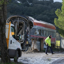 Trabajadores realizan tareas de retirada de los vagores en el punto de las vías donde tuvo lugar el accidente de trenes de Adamuz