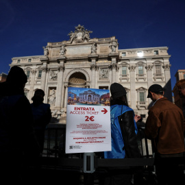 Un cartel indica el precio de la entrada para acceder a la Fontana de Trevi, en Roma.