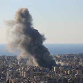 Columnas de humo se elevan tras un ataque israelí en los suburbios del sur de Beirut.