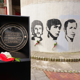 La placa que declara la iglesia de San Francisco de Asís Lugar de Memoria Democrática en Vitoria, País Vasco