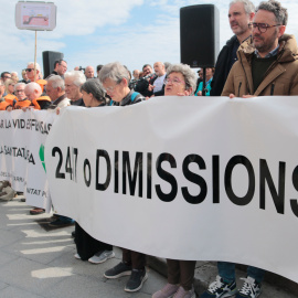 Dues pancartes de la manifestació per exigir una atenció continuada de l'ictus a Tarragona