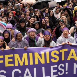 Decenas de personas durante la manifestación convocada por la Comisión 8M por el Día de la Mujer, a 8 de marzo de 2025, en Madrid