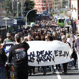 Varias organizaciones vecinales se han manifestado este domingo contra la gestión de la incidencia ocurrida en Petronor.