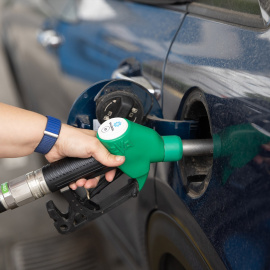 Una persona repostando gasolina en su coche