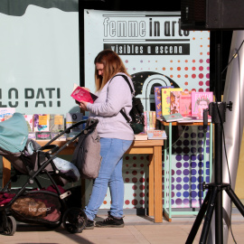 Una dona amb un cotxet