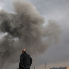El humo se eleva tras una explosión, después de que Israel y Estados Unidos lancen ataques contra Irán, en Teherán.