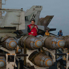 Un marino de la Armada de EEUU mueve varios misiles en la cubierta del portaaviones USS Abraham Lincoln en el Mar Arábigo