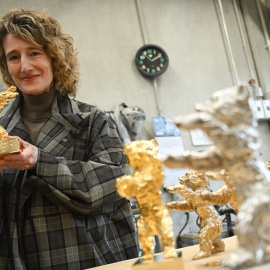 La directora del Festival Internacional de Cine de Berlín (Berlinale), Tricia Tuttle, posa junto al Oso de Oro, galardón del certamen.