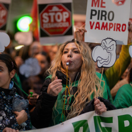 Decenas de personas protestan frente a la sede de Junts, a 23 de enero de 2025, en Barcelona, Catalunya (España).