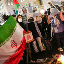 La concentració contra l'operació dels EUA a l'Iran d'aquest dimecres a la tarda a la plaça Sant Jaume de Barcelona. 04/03/2026