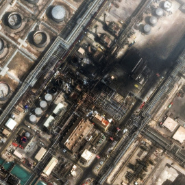 Una imagen de satélite muestra un incendio en la refinería de petróleo de Ras Tanura en Arabia Saudí tras un ataque con drones