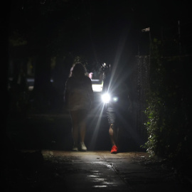 Personas caminan por una calle durante un apagón en La Habana.