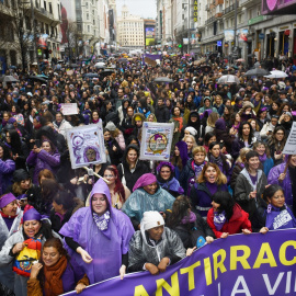 Cientos de personas durante la manifestación convocada por la Comisión 8M por el Día de la Mujer, a 8 de marzo de 2025, en Madrid (España).