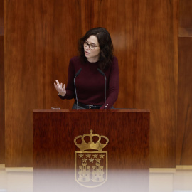 La presidenta de la Comunidad de Madrid, Isabel Díaz Ayuso, interviene desde el estrado ante el pleno que la Asamblea regional celebra este jueves. EFE/ Sergio Perez