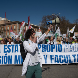 Imagen de archivo de manifestantes portando  pancarta con lema 'Por un estatuto propio para la profesión médica y facultativa'.