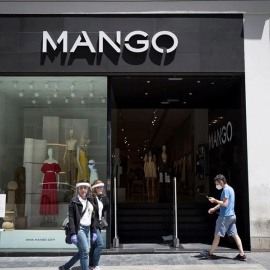 Varias personas entran en una tienda de Mango en Gran Vía en Madrid, en una imagen de archivo.