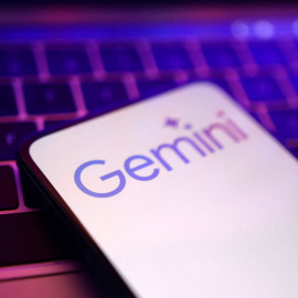 Una imagen de archivo de un teléfono con el logo de Gemini, IA de Google.