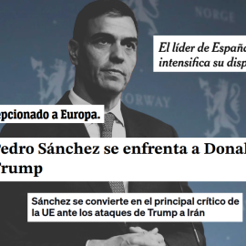 Pedro Sánchez, en una imagen de EFE, con los titulares de distintos medios internacionales tras su enfrentamiento con EEUU.