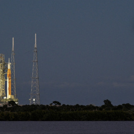 Una luna llena ilumina  el complejo de lanzamiento 39B donde se realizan los preparativos para la misión Artemisa II, en el Centro Espacial Kennedy de Cabo Cañaveral (Florida, EEUU).