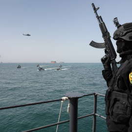 Un miembro del Ejército iraní asiste al ejercicio conjunto de la Armada de Irán y Rusia en el sur de Irán, a 19 de febrero de 2026.