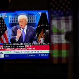 Un monitor en la Bolsa de Wall Street ofrece la comparecencia de Donald Trump tras la sentencia del Tribunal Supremo de EEUU que anuló los aranceles generales.