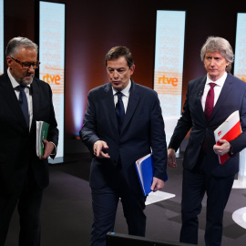 (I-D) El candidato de VOX, Carlos Pollán; el candidato del PP, Alfonso Fernández Mañueco y el candidato del PSOE, Carlos Martínez, tras el primer debate de las elecciones autonómicas en Castilla y León.