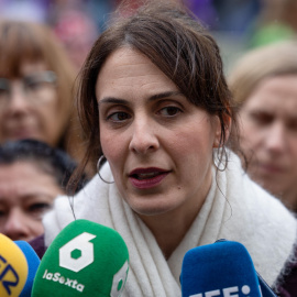 La portavoz de Más Madrid en el Ayuntamiento de la capital, Rita Maestre, en la concentración convocada este viernes por la Plataforma en Defensa de los Espacios de Igualdad ante el Ayuntamiento de Madrid.