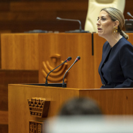 La presidenta extremeña en funciones, María Guardiola, interviene ante el parlamento regional.