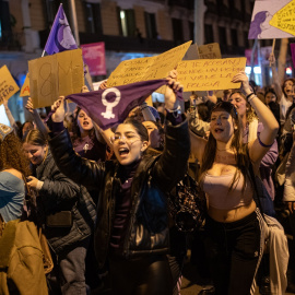 Decenas de mujeres durante la manifestación del 8M, a 8 de marzo de 2024, en Barcelona, Catalunya